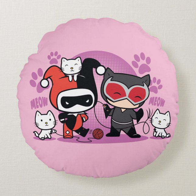 Chibi Harley Quinn & Chibi Catwoman mit Katzen Rundes Kissen (Vorderseite)