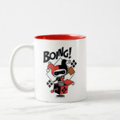Chibi Harley-Quinn-in-A-Box mit Hammer Zweifarbige Tasse (Links)