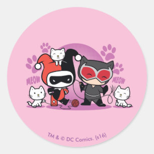 Chibi Harley Quinn und Chibi Catwoman mit Katzen Runder Aufkleber