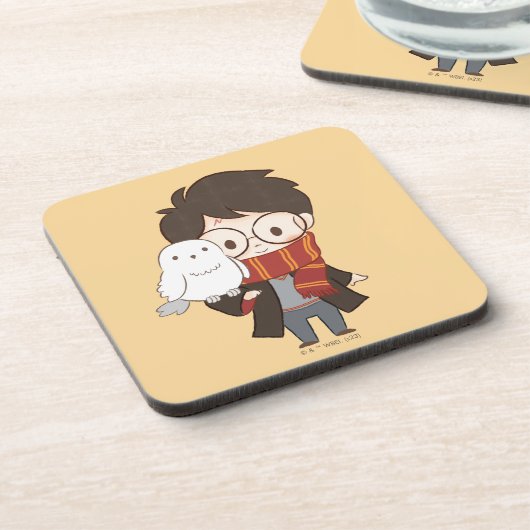 Chibi HARRY POTTER™ & Hedwig Getränkeuntersetzer (Linke Seite)
