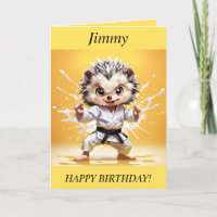 Chibi Igel, der Karate Birthday Card macht