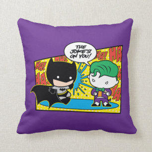 Chibi Joker, der Chibi Batman hereinlegt Kissen