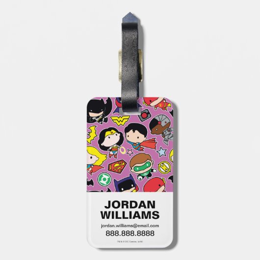 Chibi Justice League Pattern auf Lila Gepäckanhänger (Rückseite vertikal)