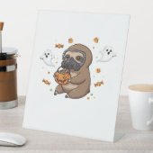 Chibi Sloth Hazmat Halloween Oversized T-Shirt Sockelschild (In Situ)