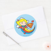 Chibi Supergirl Flying Rainbow Runder Aufkleber (Umschlag)