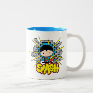 Chibi Superman durchbricht eine Ziegelmauer Zweifarbige Tasse