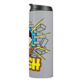 Chibi Superman schleicht durch eine Ziegelmauer Thermosbecher (Nach rechts gedreht)