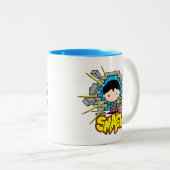 Chibi Superman schleicht durch eine Ziegelmauer Zweifarbige Tasse (VorderseiteRechts)