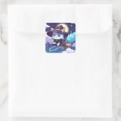 Chibi Witch Cat Flying in Starry Sky – Kawaii Magi Quadratischer Aufkleber (Tasche)