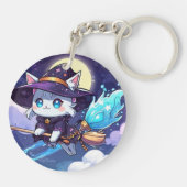 Chibi Witch Cat Flying in Starry Sky – Kawaii Magi Schlüsselanhänger (Rückseite)