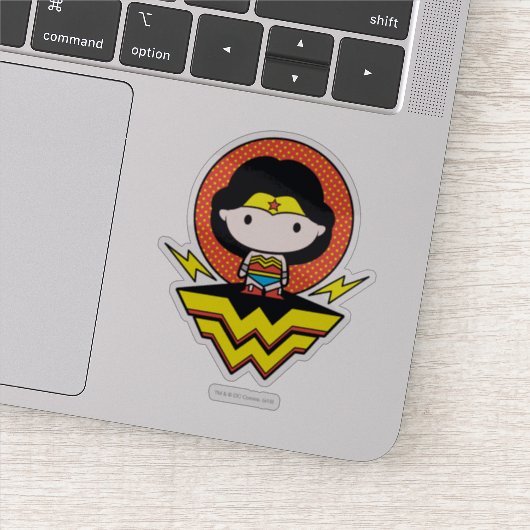 Chibi Wonder Woman mit Polka Docks und Logo Aufkleber (Detail)
