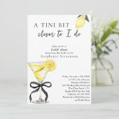 Chic A Tini Bit Closer Lemon Martini Bridal Shower Einladung (Stehend Vorderseite)