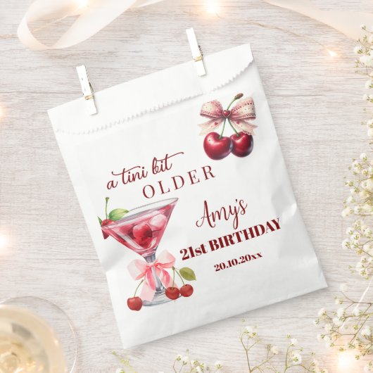 Chic A Tini Bit Older Cherry Martini 21st Birthday Geschenktütchen (Ausgeschnitten)