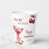 Chic A Tini Bit Older Cherry Martini 45th Birthday Pappbecher (Vorderseite)