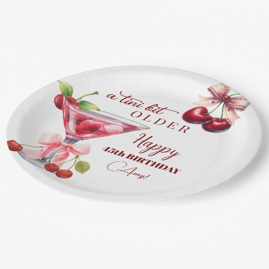 Chic A Tini Bit Older Cherry Martini 45th Birthday Pappteller (Schrägansicht)