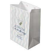 Chic a tini one boy baby dusche mittlere geschenktüte (Rückseite Schrägansicht)