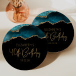 Chic Agate Geode Aquamarin Gold 40. Geburtstag Par Pappteller<br><div class="desc">Diese eleganten, glamourösen Teller aus dem 40. Party zeigen ein Aquarellbild einer Age-Geode in aquamarinen Farbtönen mit Imitate, die mit Glitzer-Highlights aus Gold aufwarten. Die Worte "40. Geburtstag" tauchen in Imitaten goldenen Glitzer in einem dekorativen modernen Handschrift Schriftart auf. Passen Sie den Namen der Ehre und das Datum in goldfarbenem...</div>