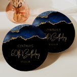 Chic Agate Geode Blue Gold 60. Geburtstagsparty Pappteller<br><div class="desc">Diese schicken, glamourösen Teller aus dem 60. Geburtstag zeigen ein Aquarellbild einer Age-Geode in Blautönen mit Imitaten, die den Glitzer in Gold hervorheben. Die Worte "60. Geburtstag" tauchen in Imitaten goldenen Glitzer in einem dekorativen modernen Handschrift-Schriftart auf. Passen Sie den Namen der Ehre und das Datum in goldfarbenem Text an....</div>