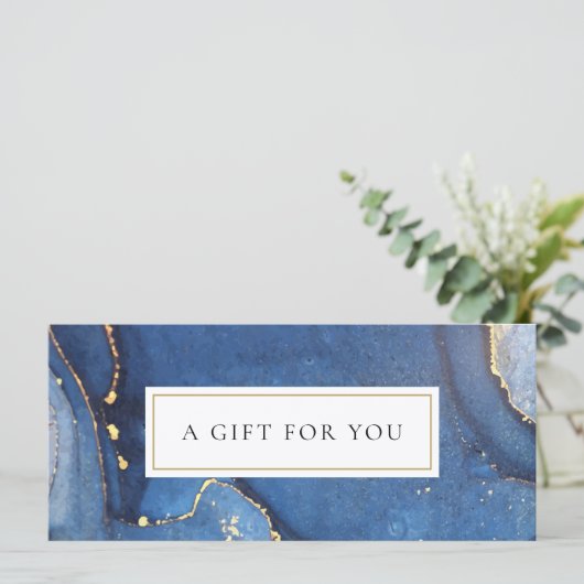 Chic Agate Marble Blue Gold Geschenkgutschein (Stehend Vorderseite)