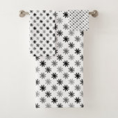 Chic Asterisks - Klassisch - Weiß Hintergrund Badhandtuch Set (Insitu)