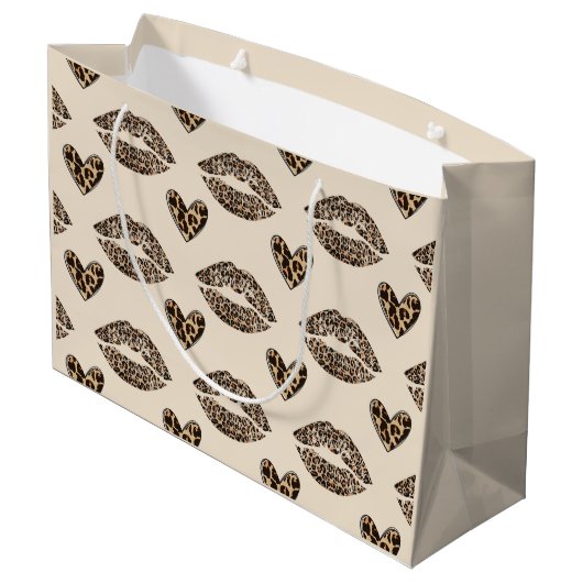 Chic Beige & Black Cheetah Print Große Geschenktüte (Rückseite Schrägansicht)