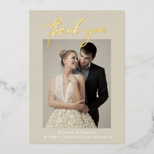 Chic Beige Hochzeitsskripte für Fotos Folieneinladung