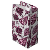Chic Berry & Fruchtmuster Kleine Geschenktüte (Vorderseite Schrägansicht)