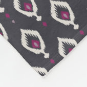 Chic Black and lila Ikat-Stammmuster Fleecedecke (Ecke)