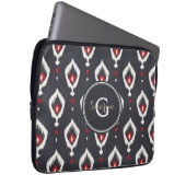 Chic black and red ikat tribal pattern monogram laptopschutzhülle (Vorne Rechts)