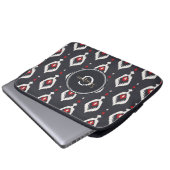 Chic black and red ikat tribal pattern monogram laptopschutzhülle (Vorne Knopf)