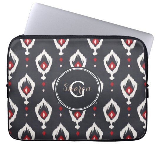 Chic black and red ikat tribal pattern monogram laptopschutzhülle (Vorderseite)