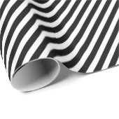 Chic Black and White Diagonal Stripes Muster Geschenkpapier (Rolleneckpunkt)