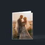 Chic Black and White Foto Moderne Hochzeit Dankeskarte<br><div class="desc">Moderne Hochzeitskarte mit einem schlichten und dennoch eleganten Design mit zwei ersten Monogrammen in einem zeitgenössischen Drehbuch-Schriftart,  zusammen mit Ihren Veranstaltungsdetails,  umgeben von einer Grenze,  über Ihrem bevorzugten Foto.</div>