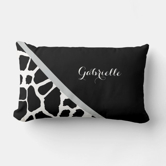 Chic Black and White Giraffe Print mit Namen Lendenkissen (Vorderseite)