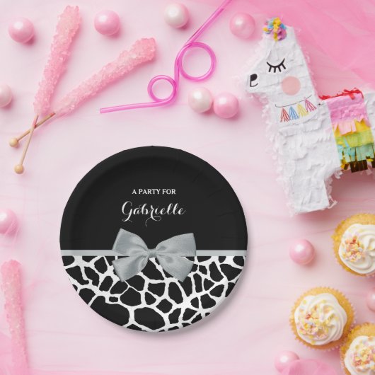 Chic Black and White Giraffe Print Silver Gray Bow Pappteller (Party)