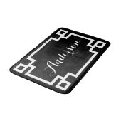 Chic Black and White Greek Key Custom Monogram Badematte (Schrägansicht)