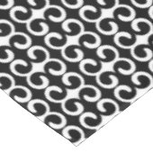 Chic Black and White Modern Pattern Tischdecke (Schrägansicht)