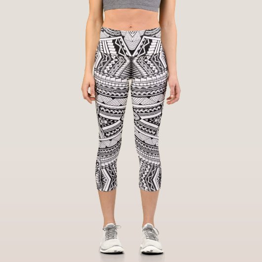 Chic Black and White Tribal Geometric Pattern Capri Leggings (Vorderseite)