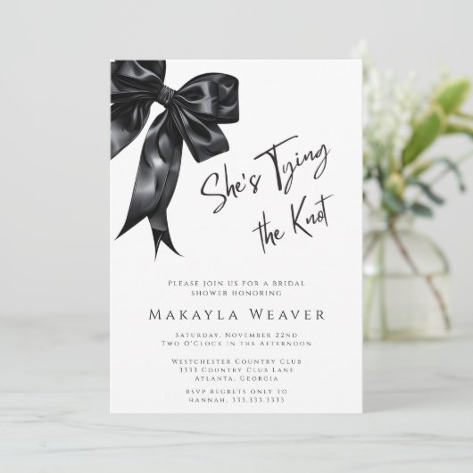 Chic Black Bow Sie bindet das Brautparty des Knote Einladung (Stehend Vorderseite)