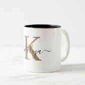 Chic Black Gold Monogram Elegant Script Name Mug Zweifarbige Tasse (VorderseiteRechts)