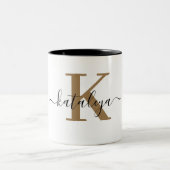 Chic Black Gold Monogram Elegant Script Name Mug Zweifarbige Tasse (Mittel)