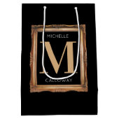 Chic Black & Gold Monogram Mittlere Geschenktüte (Rückseite)