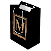 Chic Black & Gold Monogram Mittlere Geschenktüte (Rückseite Schrägansicht)