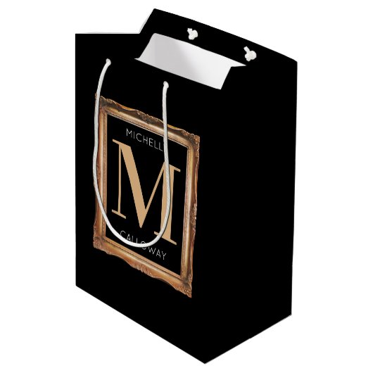 Chic Black & Gold Monogram Mittlere Geschenktüte (Rückseite Schrägansicht)