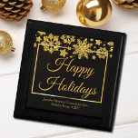 Chic Black Gold Snowflake Custom Christmas Party Erinnerungskiste<br><div class="desc">Chic Corporate Weihnachts-Geschenkboxen mit Happy Holidays geschrieben in elegantem goldenen kursiven Drehbuch unter einer schönen Grenze von Schneeflocken fallen auf moderne schwarze Feiertage Dekoration. Passen Sie Ihre beruflichen Geschenke für Kunden oder Mitarbeiter mit Ihrem Firmennamen oder Firmennamen an.</div>