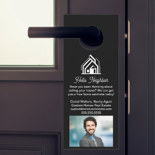 Chic Black Immobilienfirma bewirbt Haus Türanhänger