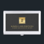 Chic Black Leather Business Corporate Gold Logo Visitenkarten Dose<br><div class="desc">Dieser luxuriöse Visitenkartenhalter verfügt über eine raffinierte, schwarz-graue Ledertexturierung, perfekt gepaart mit Ihrem Firmenlogo auf einem Imitat-Gold-Overlay für einen beruflichen Premium-Look. Ihr Name, Beruf oder Firmenname zeichnet sich durch opulente goldene Schriften aus und schafft einen zeitlosen und unvergesslichen Eindruck. Ideal für Profis in verschiedenen Branchen, wie z.B. Anwesen-Planung, Recht, Finanzen,...</div>