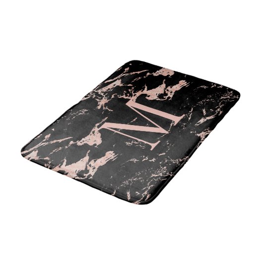 Chic Black Marble Rose Gold Foil Monogramm Badematte (Schrägansicht)