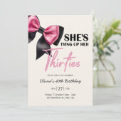Chic Black & Pink Bow 40th Birthday Invitation Einladung (Stehend Vorderseite)