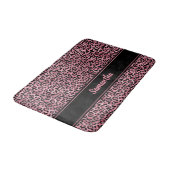 Chic Black Pink Leopard Print Personalisiert Badematte (Schrägansicht)